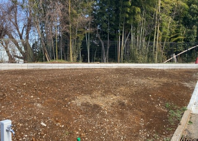 土地の面積＝住宅面積ではありません。建ぺい率の問題などで、土地のある場所によって住宅を建てられる面積は限られています。高さもしかり、「土地」という言葉の中には、建築条件も含まれると考えておきましょう。