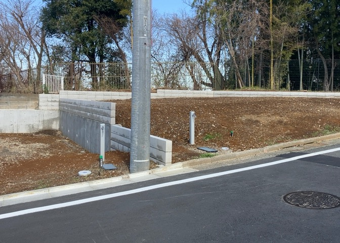 土地の前の道路に消火栓が設置されていることがあります。この場合、道路交通法第45条第1項により、駐車禁止の場所が指定されています。そのため、車庫などの駐車スペースをつくることができない場合があります。
