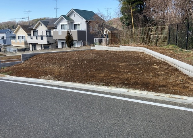 現地に行くなら、物件の周囲の地形がどうなっているかを見ることも大切です。周辺より低くなっている土地では、大雨などで水が集まりやすいため、地盤が弱くなっているということも考えられるため、注意が必要です。