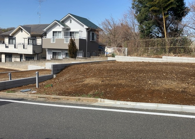 土地購入を検討されている場合、境界杭がない状態で購入してしまうと境界確定測量をする必要があり、費用がかかります。購入の前に、売主、隣土地所有者立ち合いのもと境界を確定し境界杭を設置するのがベストです。