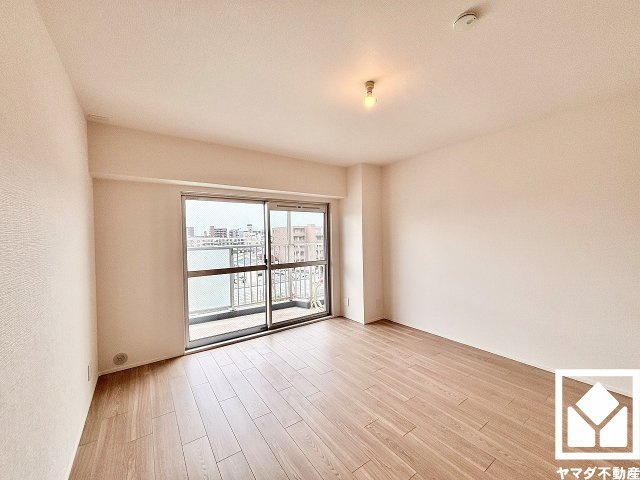 約8.7帖の洋室です。全居室バルコニーに面したお部屋となっております。風通しが良く、明るい陽光がたっぷり差し込む心地よい生活空間です。