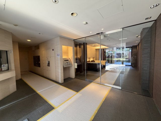 マンションの顔でもある、高級感漂うエントランス。　