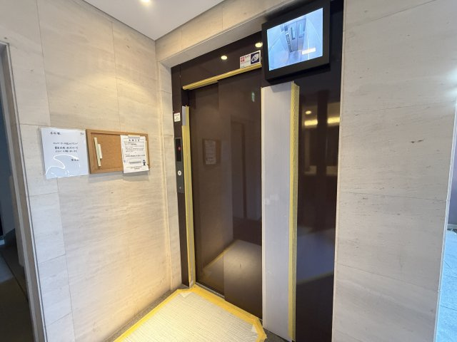 重たい荷物を持っていても、エレベーターがあれば安心です。　