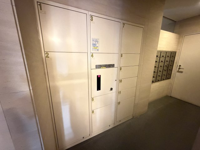 宅配ボックス付きで、忙しい方の荷物受け取りもスマートに。　