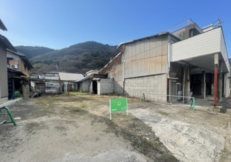 敷地奥まで見渡せる広さがあり、約31.5m～34mの奥行きを活かした自由度の高い土地です。南側に庭やリビングを配置するなど、日当たりを意識した建築プランも検討可能で、自由度の高い土地となっています。