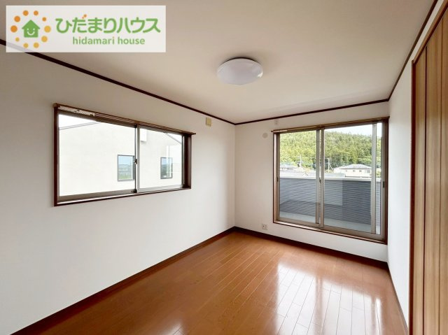 2面採光を確保した明るい室内は、風通しも良く、大変居心地の良い空間となっております。