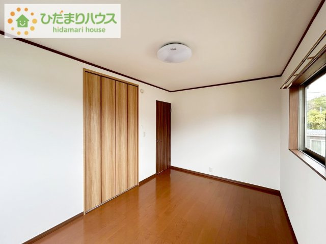 壁紙はシンプルで清潔なホワイトで統一しています。朝の光をたっぷり浴びながら一日をスタート！目覚めは明るくあたたかな場所で。