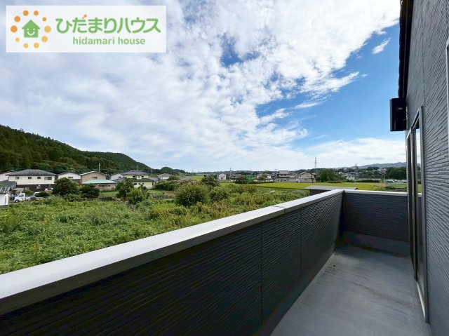 広々としたバルコニーは、大量の洗濯物を干しても余裕！お布団だって、家族全員分をいっきに干せますね(^O^)