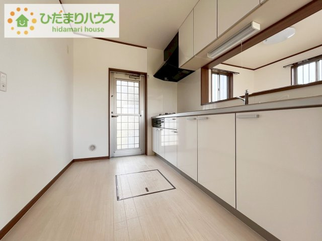 シンプルなシステムキッチン♪広々としていてお料理をするのにも十分な広さがあります！お子様とお菓子作りをしたり、新しいお料理に挑戦したり毎日の家事が楽しくなりそうです！