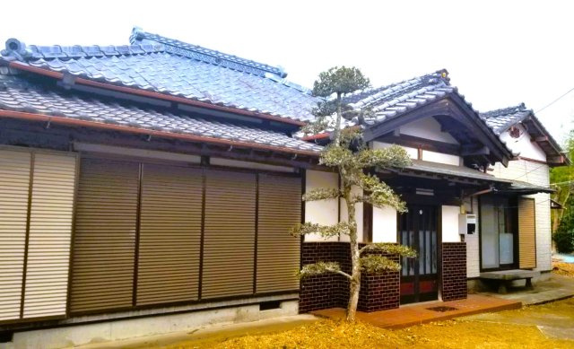 木造平屋建て。