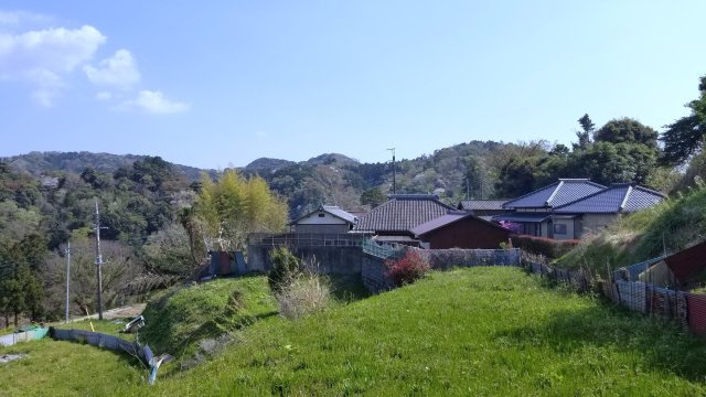 高台に位置する静かな集落。