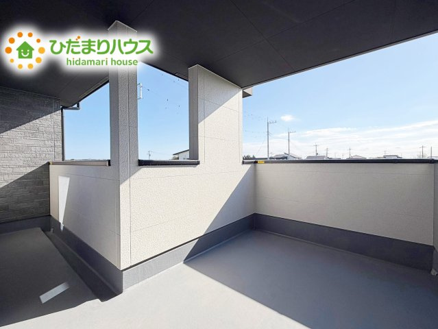 広々バルコニーでお布団や洗濯物がたくさん干せるだけでなく、周囲の視線を気にせずにプライベートな時間を過ごすリラックス空間としても使えますね♪