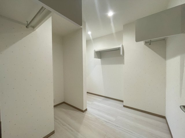 1階：家族全員の洋服が入る広々ウォークインクローゼット。広さがあり収納ストレスがない大容量収納です