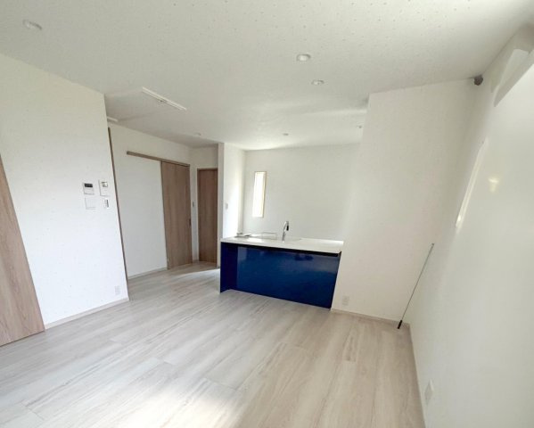 2階：広さ15.6帖の2階リビング。白を基調とした内装で、広く明るく感じられます。採光や風通しも良好