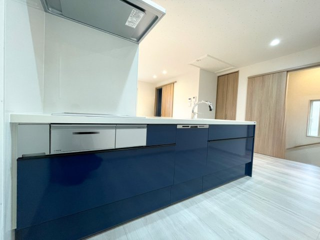 2階：リビングを見渡せる対面キッチン。寝室以外が2階に配置されており、明るい空間で過ごすことが可能