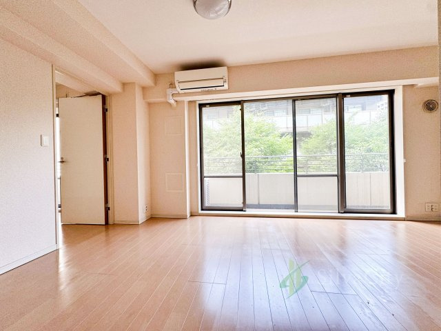 大きな窓からやわらかな陽光が差し込むLDK。開放感あふれる空間が、家族との穏やかな時間を心地よく演出します。
