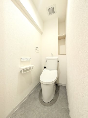 温水洗浄便座付トイレ交換済み！ペーパーホルダーも2個設置されています！