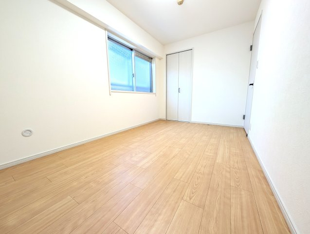 約6帖の中部屋洋室。