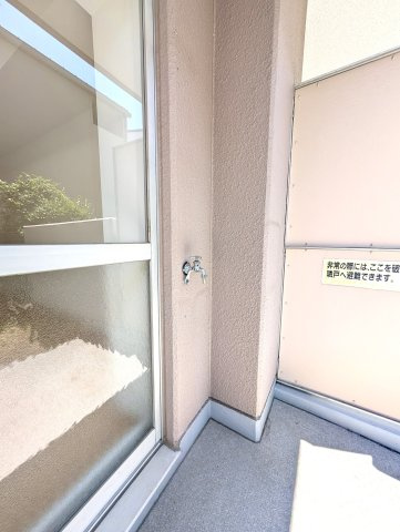 バルコニーのところには水栓付！植物への水やりやプールへの水張りなどに便利♪