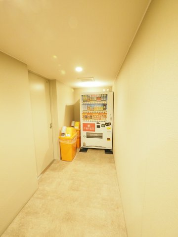 共用部分は、一棟の建物に住む区分所有者全員が共同で所有するとし、共用部分の管理、補修などは、区分所有者で形成される管理組合が行います。個人の判断で勝手に変更することはできませんので覚えておきましょう。