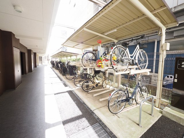 マンションの駐輪場は、事前に空きがあるか確認を取ると安心です。せっかく入居したのに駐輪スペースがない！なんてことになったら大変ですよね。そこで、内見時や購入前にはまず事前に確認しておくと良いでしょう。