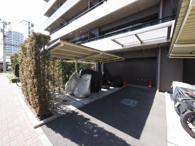 駐車場と明記されていても、最小スペースでつくられた駐車場だと大型車は駐車できなかったり、出入りしにくくなったりする可能性があります。お車のサイズと購入したい物件の駐車場のサイズを現地で確認しましょう。
