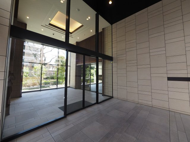 マンションのエントランスには、もともと風よけや防犯の役割がありますが、マンションによって宅配ボックスなどの設備が備わっている所もあります。日々の生活をイメージしながら生活しやすさをチェックしましょう。