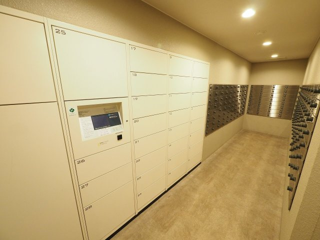 エントランス付近に設置されている集合ポストは、住んでいる部屋と離れているため、ポストをあさるなど誰かに何かされていても被害に気づきにくいです。入居する時には他人に特定されにくい番号で鍵をかけましょう！