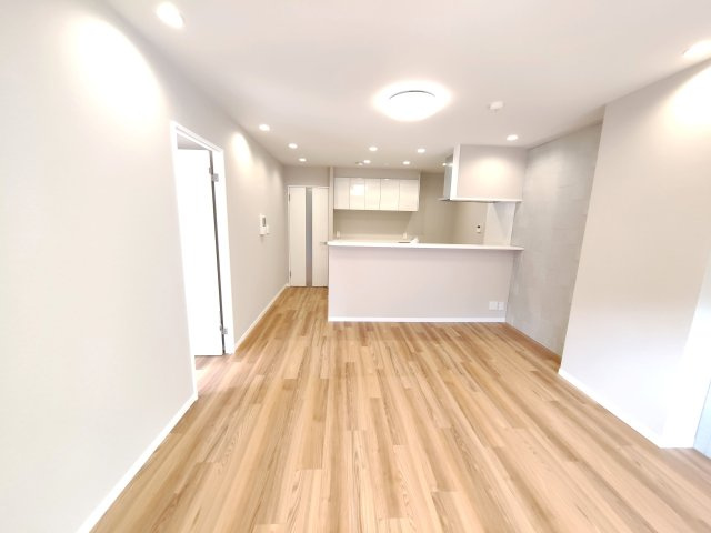 木のぬくもりと白を基調にした端正な空間で、今日もゆっくりと家族だんらんの時間が流れます。　