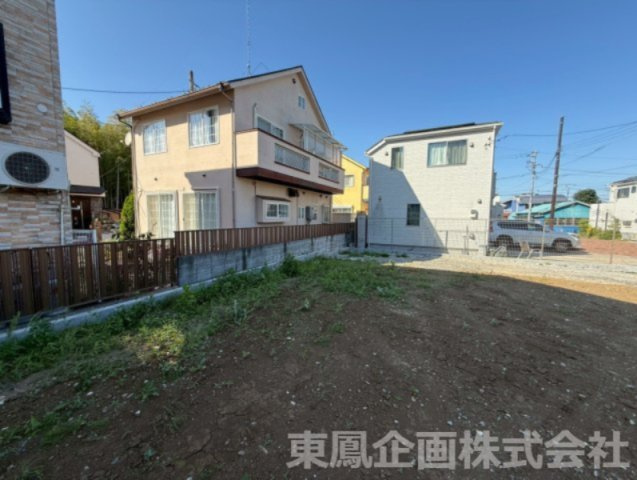 住宅街に位置する広々とした敷地です