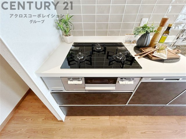 キッチン横のダイニングスペース　キッチンから料理の受け渡し等に便利です。ダイニングセットを置いても十分な広さを確保。