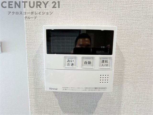 ブラウン系の建具に白を基調としたクロスを合わせたシックな雰囲気の内装となっています。