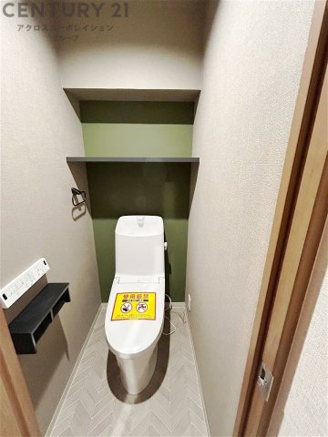 温水洗浄便座付トイレは温水洗浄機能により、暖かい水でおしりを洗浄することができ、冷たい水を使う従来の便座に比べ、温水洗浄機能で暖かいトイレを提供し、快適な使用を可能にします。