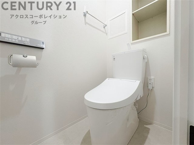 温水洗浄便座付トイレは温水洗浄機能により、暖かい水でおしりを洗浄することができ、冷たい水を使う従来の便座に比べ、温水洗浄機能で暖かいトイレを提供し、快適な使用を可能にします。