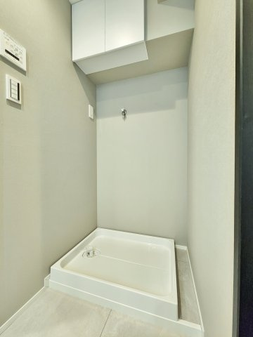 洗濯防水パン・洗濯水栓　新規交換　洗濯機置場の上にはあると便利な収納付き　洗剤などのストックに便利です