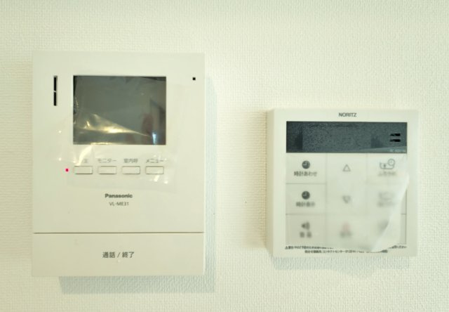 【TVモニター付きインターホン】　インターホンの映像で来訪者の声と顔を確認後鍵を解錠することができるTVモニター付きインターホン完備　