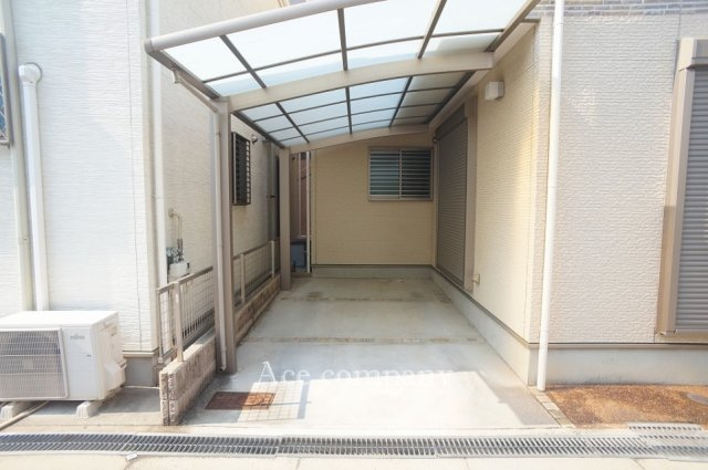車庫カーポート付きです☆