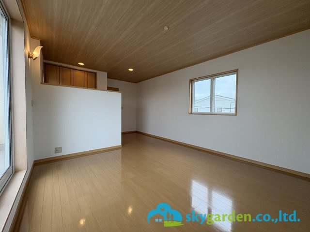 落ち着いて過ごせるお部屋なので、寝室にいかがでしょうか