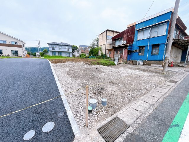 【外観】　現状更地につき、引き渡し後すぐに着工可能です。　高低差も少なくスッキリとした印象！　建築条件はございませんので、お好みのハウスメーカーにて建築可能！