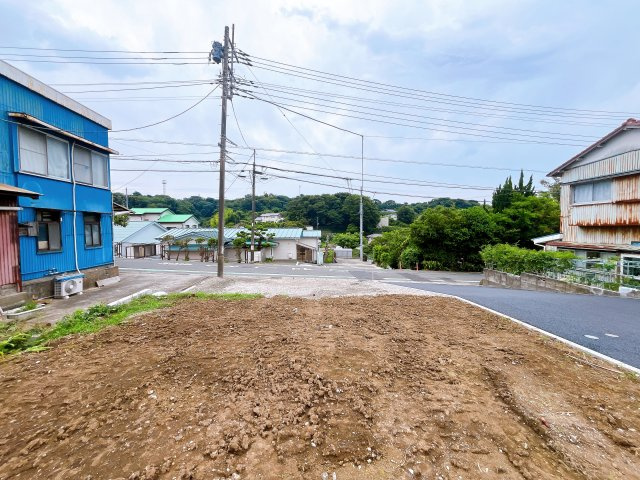 【外観】　現状更地につき、引き渡し後すぐに着工可能です。　高低差も少なくスッキリとした印象！　建築条件はございませんので、お好みのハウスメーカーにて建築可能！
