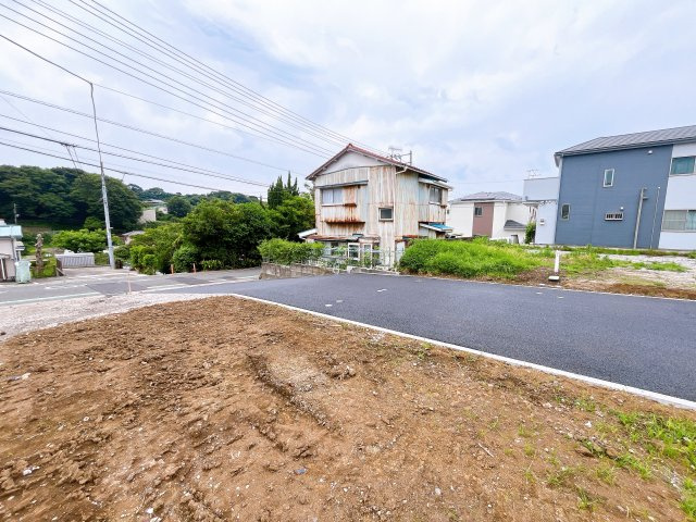 【外観】　現状更地につき、引き渡し後すぐに着工可能です。　高低差も少なくスッキリとした印象！　建築条件はございませんので、お好みのハウスメーカーにて建築可能！