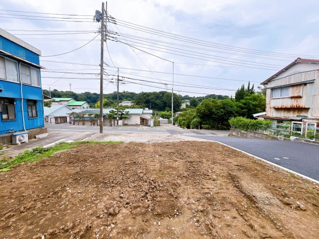 【外観】　現状更地につき、引き渡し後すぐに着工可能です。　高低差も少なくスッキリとした印象！　建築条件はございませんので、お好みのハウスメーカーにて建築可能！