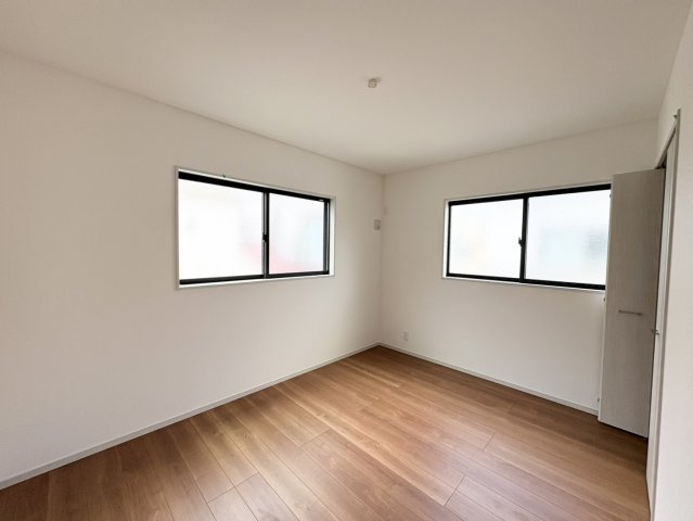 開放感あふれる二面採光で明るい6帖子供部屋。全居室に収納があるので物の置き場に困りませんね。