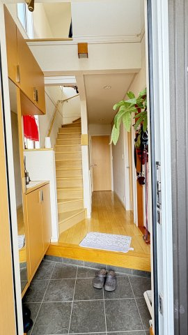 玄関入り口は吹き抜けになっており、とても開放的