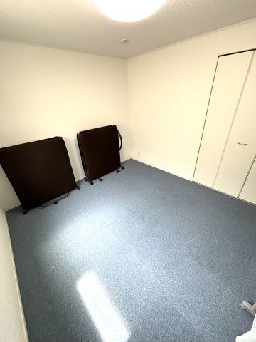 7帖の寝室です☆　南に面しておりますので、1日中明るく、快適にお過ごし頂けます♪