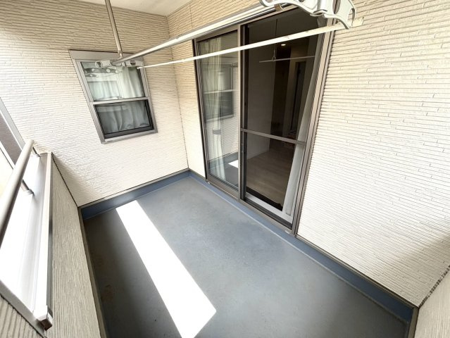 大人気のルーフバルコニーです☆　突発的な雨にも困らないですし、今日は気分を変えて、2階でみんなでご飯しよう♪なんてことも適いますね☆