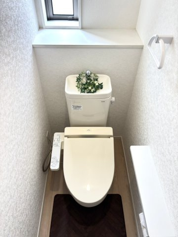2階のおトイレです☆　大変綺麗に使用されております♪