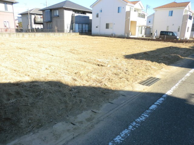 南6ｍの広い道路に面していますので出入りも楽です。