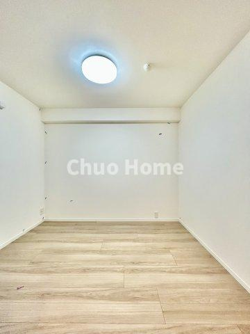 【寝室】心と体をゆったりと安らげる主寝室。寝室のゆとりが大きい分だけ、暮らしの安らぎは深まります。一日の疲れを癒すだけでなく、ご夫婦の親密な語らいを紡ぎ出します