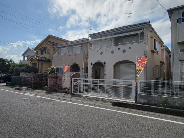 前面道路広々、駐車しやすい環境です